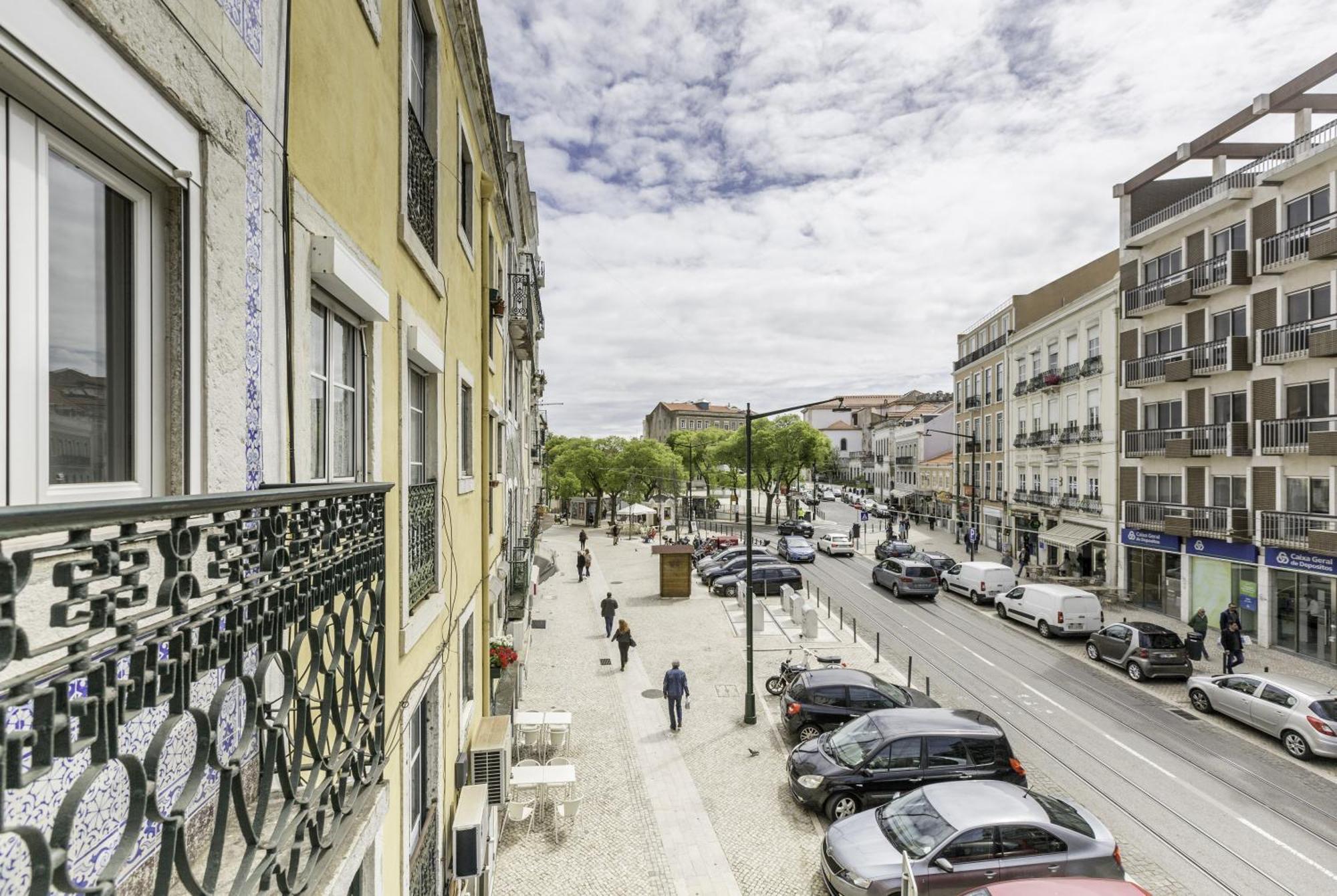 Superb Apartments Overlooking Graca In Лиссабон Номер фото